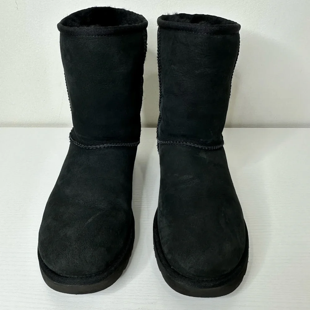 UGG Women’s Classic Short II Size 8